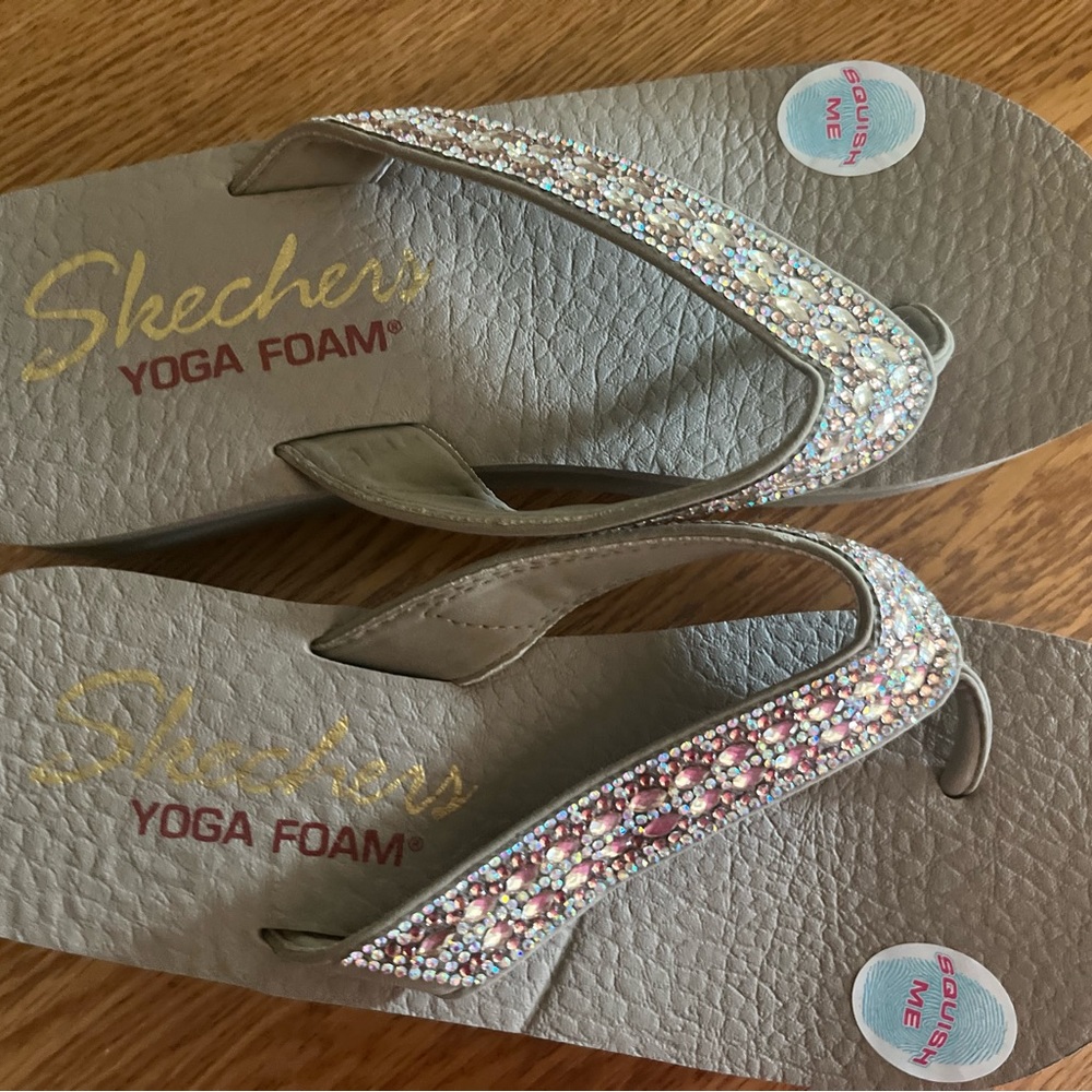 LOW START Sketchers wedge flip-flops
